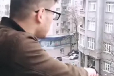 Хлопець стріляє по людям