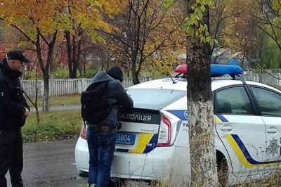 Хлопець із ножем тягнув свою матір вулицею