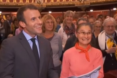 Макрон співає в опері