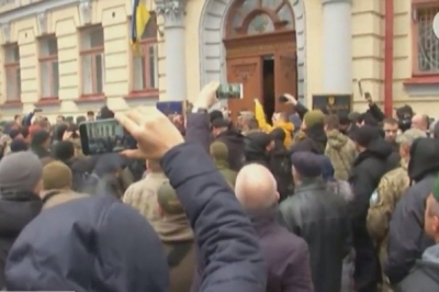 Натовп під судом