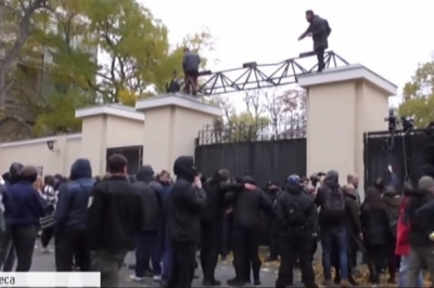 Півсотні одеситів штурмували вхід до Зеленого театру