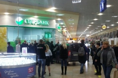 Dacia Logan в'їхав у харківський гіпермаркет "Караван"