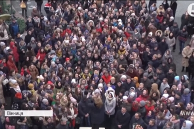 Одразу 20 хорів заспівали "Щедрика" у Вінниці