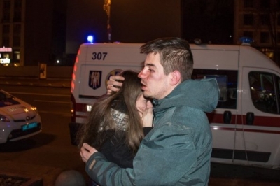 Хлопець заспокоює дружину 