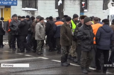 В Житомирі працівники облавтодору перекрили дорогу