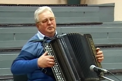 незрячий баяніст