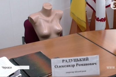 "Замість депутата - манекен"