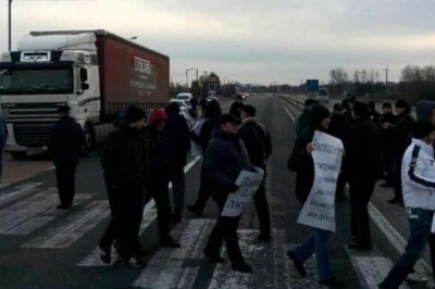 Мітингарі заблокували дорогу 