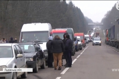 На кордоні з Польщею сотні людей перекрили дороги