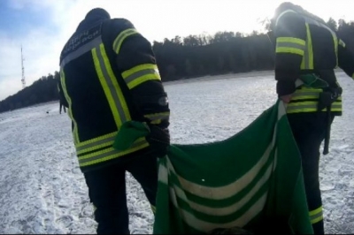У Черкасах під час прогулянки під кригу провалилися двоє молодиків 