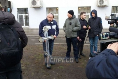 Активісти демонтували хрест УПЦ