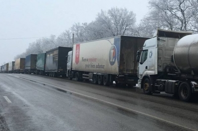 Черга з вантажівок біля кордону РФ