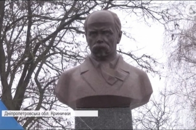 Погруддя Шевченку в Криничках
