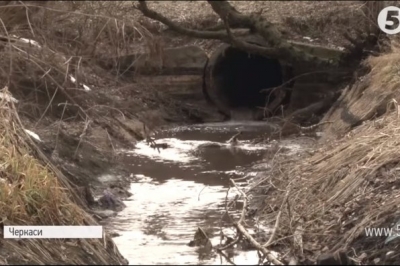 У Черкасах береги Дніпра залиті нечистотами