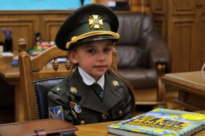 Школярка Ніколь Князева