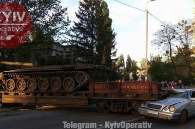 У Києві Mercedes протаранив платформу з танком