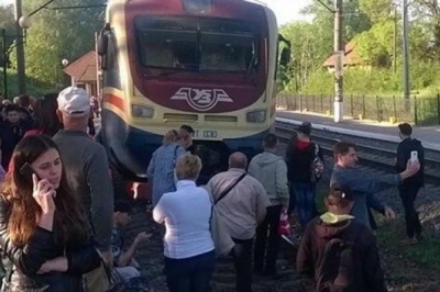 У Пустомитах заблокувати електропотяг