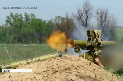 Розвідник стріляє з ПТУРа