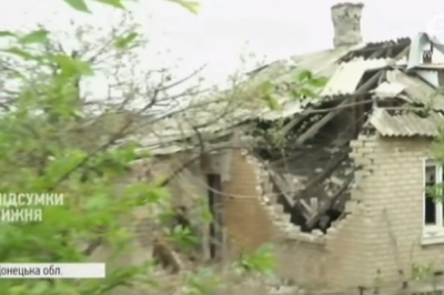 Зруйнований від обстрілу бойовиків будинок 