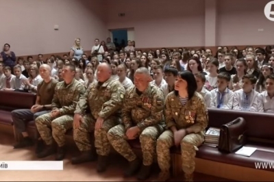 У Києві презентували четверту книгу "Вклоняємось доземно українському солдату"