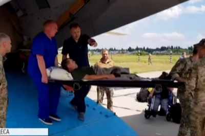 До Одеси із Дніпра доправили літаком 13 поранених