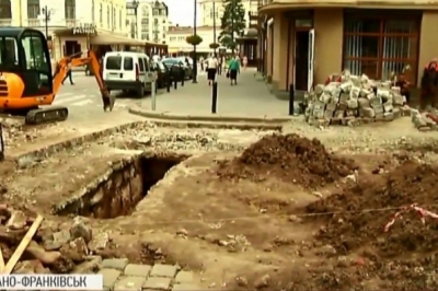 В Івано-Франківську випадково розкопали старовинний мур