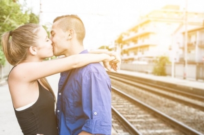 Поцілунок на пероні