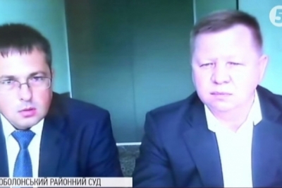 Костянтин Кобзар (праворуч) з адвокатом