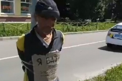 Чоловік, прив'язаний до стовпа, "Я ватник"