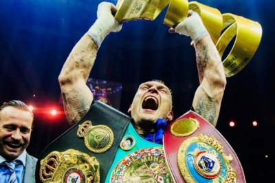 Олександр Усик після перемоги над Гассієвим