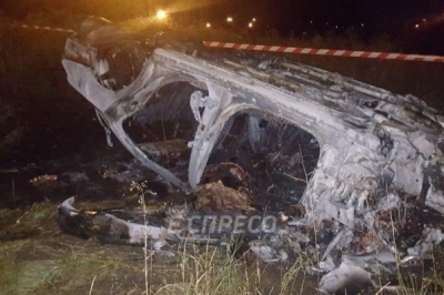 У Києві Mercedes злетів з дороги та перекинувся