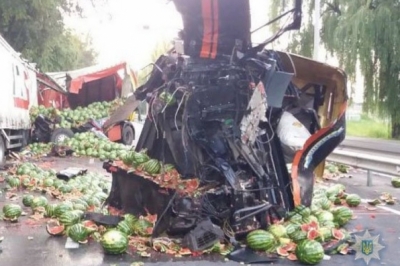 У Вінниці водій фури з кавунами спровокував потрійну ДТП