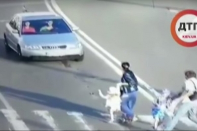 Авто наїхало на сім'ю в Києві