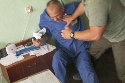 Лікаря били