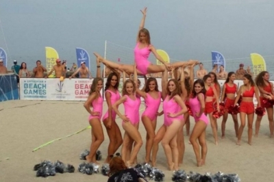 На Всеукраїнському фестивалі пляжних видів спорту Ukrainian Beach Games-2018 перемогу здобули дівчатка з Одеси. Зокрема, йдеться про змагання з професійного чирлідингу, передає "Думская". 
У турнірі взяли участь шість команд – три юніорські та три дорослих. Серед юніорів місця розподілилися таким чином: 1 місце – команда Empire Flame (Одеса); 2 місце – Vinnytsia Wolves Junior (Вінниця); 3 місце – СК "Арена" (Дніпро).
А от кубок Ukrainian Beach Games-2018 (серед дорослих) вибороли представниці Одеси з групи підтримки Flesh Stars. "Срібло" змагань – за дівчатами з Vinnytsia Wolves (Вінниця). "Бронзу" вибороли представниці Харкова Loco Dance Team за особливо складні елементи. 
Як розповів президент федерації чирлідингу Андрій Боляк, "Cheer Dance Show – це вже четвертий турнір у рамках Всеукраїнських пляжних ігор. Це майданчик як для команд-черлідерів, які постійно беруть участь у професійних спортивних турнірах, так і для груп підтримок, які виступають у рамках змагань з інших видів спорту. Головна особливість цього турніру полягає в тому, що тут дівчата можуть в повній мірі розкритися, оскільки діє менше обмежень".
На Всеукраїнському фестивалі пляжних видів спорту Ukrainian Beach Games-2018 перемогу здобули дівчатка з Одеси. Зокрема, йдеться про змагання з професійного чирлідингу, передає "Думская". 
У турнірі взяли участь шість команд – три юніорські та три дорослих. Серед юніорів місця розподілилися таким чином: 1 місце – команда Empire Flame (Одеса); 2 місце – Vinnytsia Wolves Junior (Вінниця); 3 місце – СК "Арена" (Дніпро).
А от кубок Ukrainian Beach Games-2018 (серед дорослих) вибороли представниці Одеси з групи підтримки Flesh Stars. "Срібло" змагань – за дівчатами з Vinnytsia Wolves (Вінниця). "Бронзу" вибороли представниці Харкова Loco Dance Team за особливо складні елементи. 
Як розповів президент федерації чирлідингу Андрій Боляк, "Cheer Dance Show – це вже четвертий турнір у рамках Всеукраїнських пляжних ігор. Це майданчик як для команд-черлідерів, які постійно беруть участь у професійних спортивних турнірах, так і для груп підтримок, які виступають у рамках змагань з інших видів спорту. Головна особливість цього турніру полягає в тому, що тут дівчата можуть в повній мірі розкритися, оскільки діє менше обмежень".
черлідинг Одеса