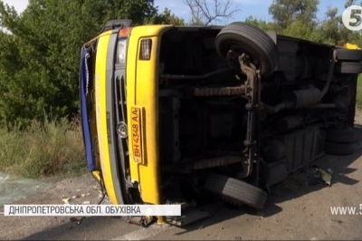 Поблизу Дніпра вантажівка протаранила рейсовий автобус