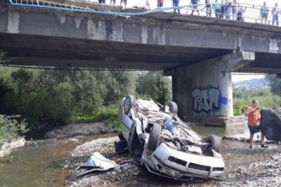 На Львівщині легковик злетів з моста в річку
