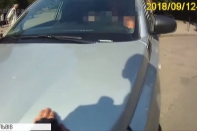У Львові водійка заблокувала "швидку", після чого наїхала на патрульного