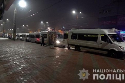 У Сумах десятки молодиків у "балаклавах" понівечили 15 маршруток