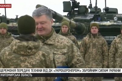Порошенко: передача військової техніки "Укроборонром" ЗСУ