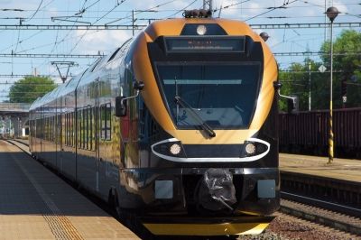 Поїзд потяг експрес Leo Express