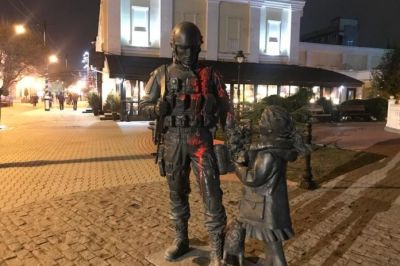 Облитий червоною фарбою пам'ятник "ввічливим людям" _Крим