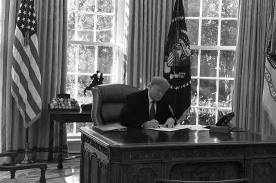Трамп підписує "надзвичайний стан"