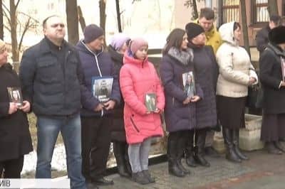родичі героїв Небесної Сотні пікетують ВККС 