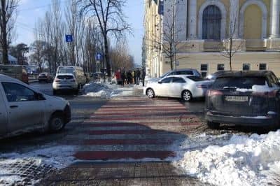 Авто припарковане з порушенням ПДД