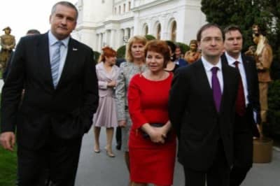 Мать девушек из дуэта ANNA MARIA Лариса Опанасюк рядом с самопровозглашенным премьер-министром Крыма Сергеем Аксеновым