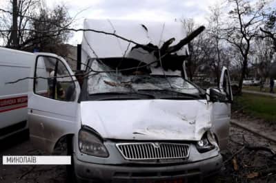 Поврежденный автобус из-за урагана в Николаеве