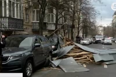 У Києві вітер зніс дах багатоповерхівки