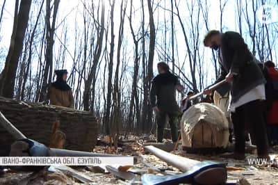 Майструють човен-довбанку