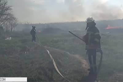 Херсонські пожежники гасять поля